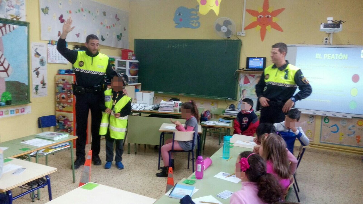 PoliciaAlboraia's tweet photo. Gran acollida dels centres escolars i associacions locals a l'oferta d'educació i formació de la #UPEF 2017/18.
📍Educació Viària.
📍Productes Pirotècnics.
📍Violència entre iguals.
📍Xarxes Socials.
📍Consum d'alcohol i drogues a la via pública.
📍Furts i estafes. https://t.co/gd5eAPZzTR