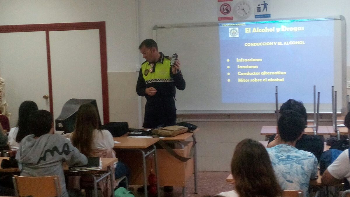 PoliciaAlboraia's tweet photo. Gran acollida dels centres escolars i associacions locals a l'oferta d'educació i formació de la #UPEF 2017/18.
📍Educació Viària.
📍Productes Pirotècnics.
📍Violència entre iguals.
📍Xarxes Socials.
📍Consum d'alcohol i drogues a la via pública.
📍Furts i estafes. https://t.co/gd5eAPZzTR