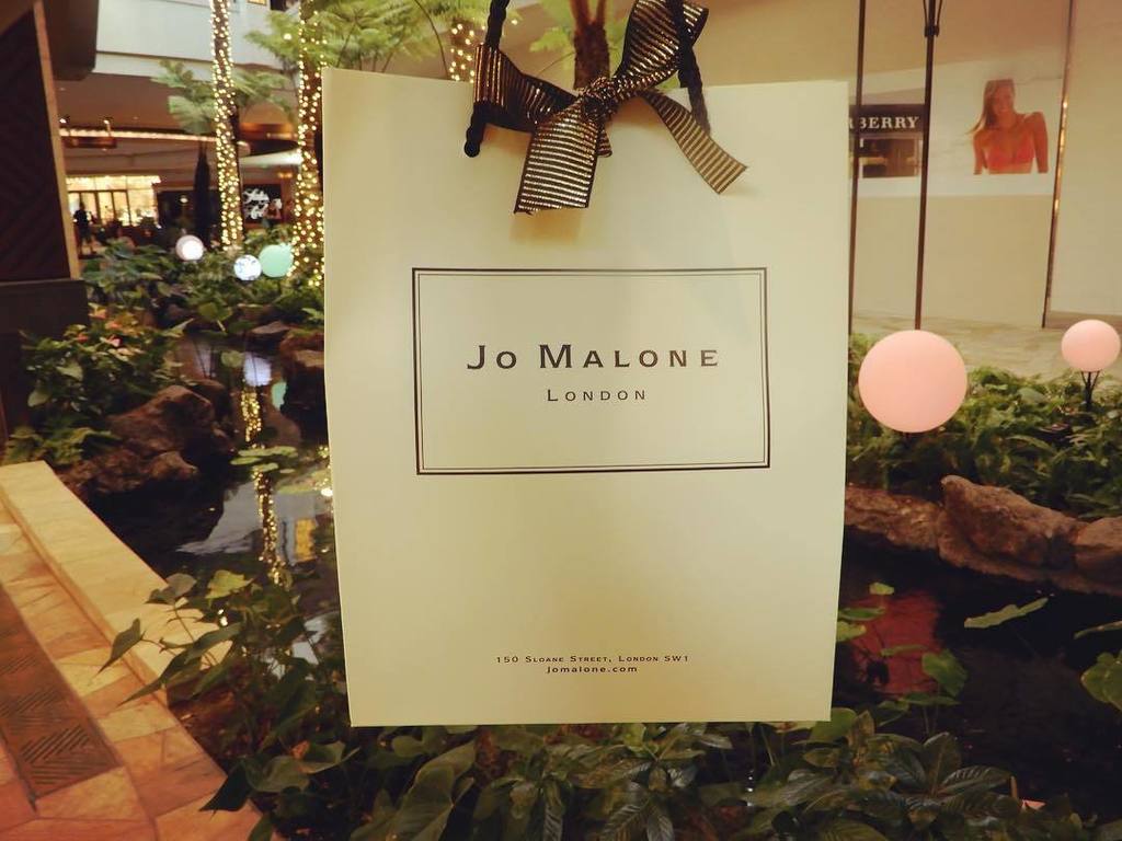 sh_930's tweet photo. .
JO MALONE😘😘😘
お店がクリスマス仕様で可愛かった🎄💗
.
#jomalone #englishpearandfreesia
#internationalmarketplace 
#hawaii #honolulu #waikiki https://t.co/mTj1Ytcvkt https://t.co/TOM3ekdyVa