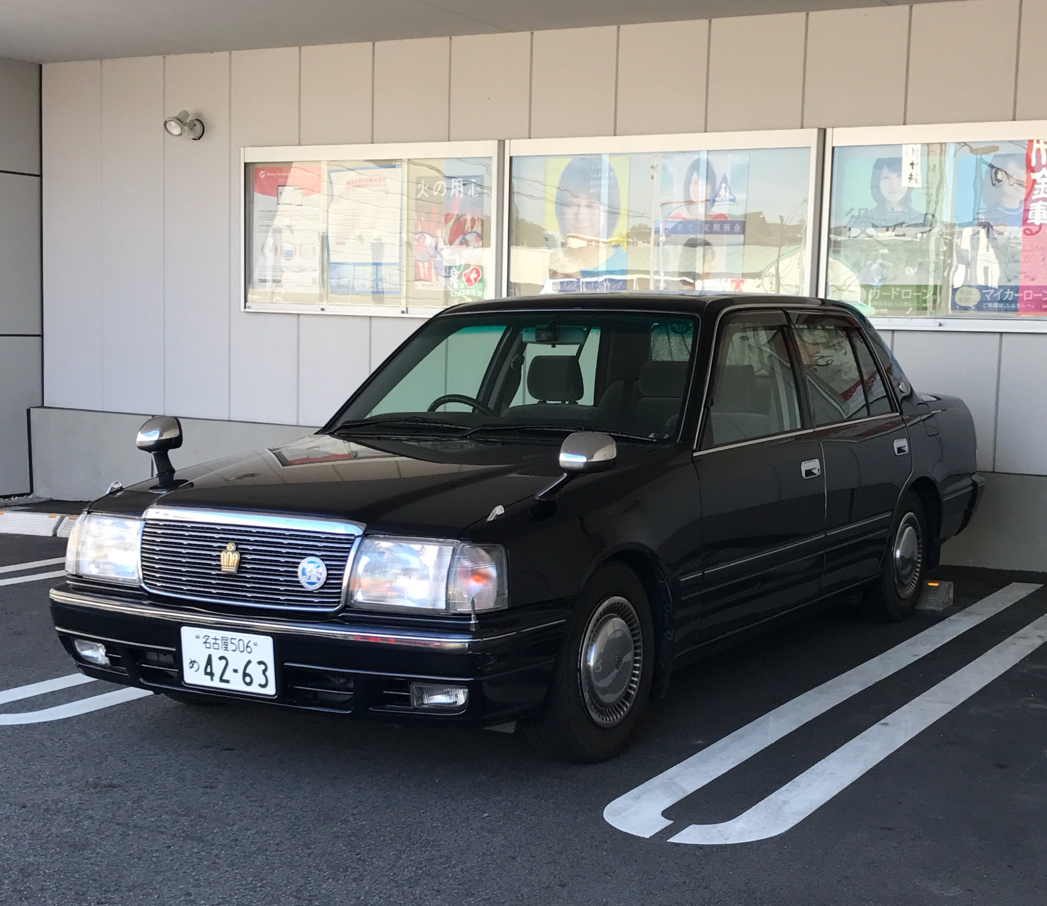 山口 今乗ってる車を買った理由 予算内で旧車感ある車だった 近所の車屋さんで同型車に一目惚れ 公用車感出そうと希望ナンバー断ったら まさかの42 死に 番