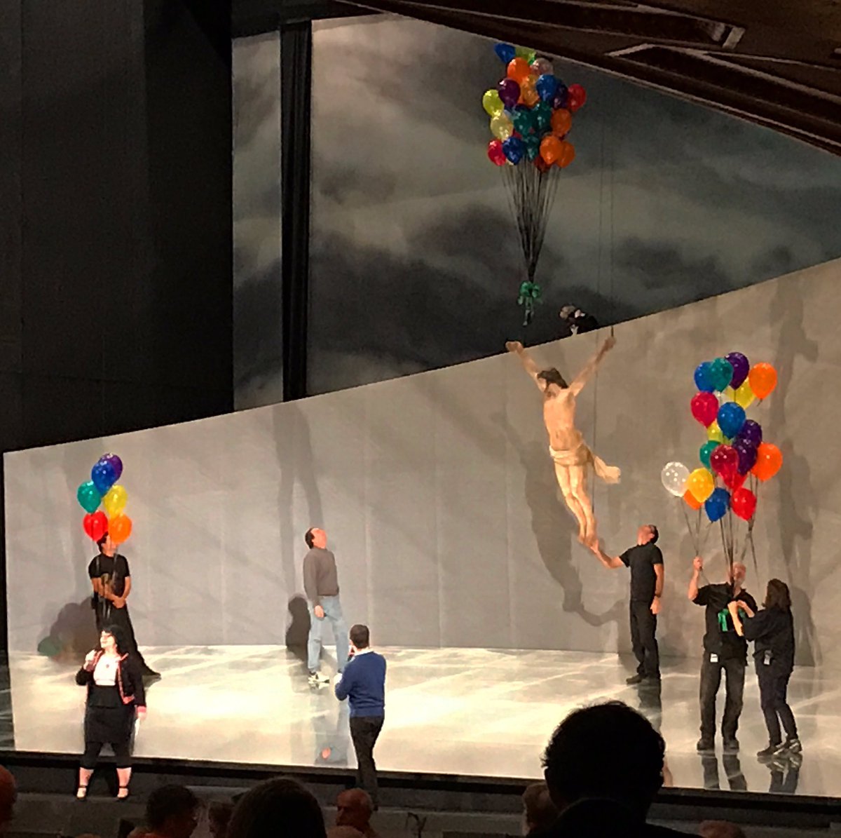 amywhiggins's tweet photo. Loved seeing an #OpenCurtain tonight @sfo pets during #Manon - and yes that's Jesus AND 🎈🎈🎈on stage https://t.co/jhgyB0pZGP
