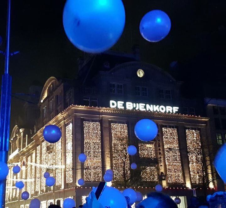 NPasteuning's tweet image. #bijenkorf laat ballonnen op tijdens #turnoffthelights. Wat een misser!! #gemeente#Amsterdam wanneer gaat u dit verbieden?