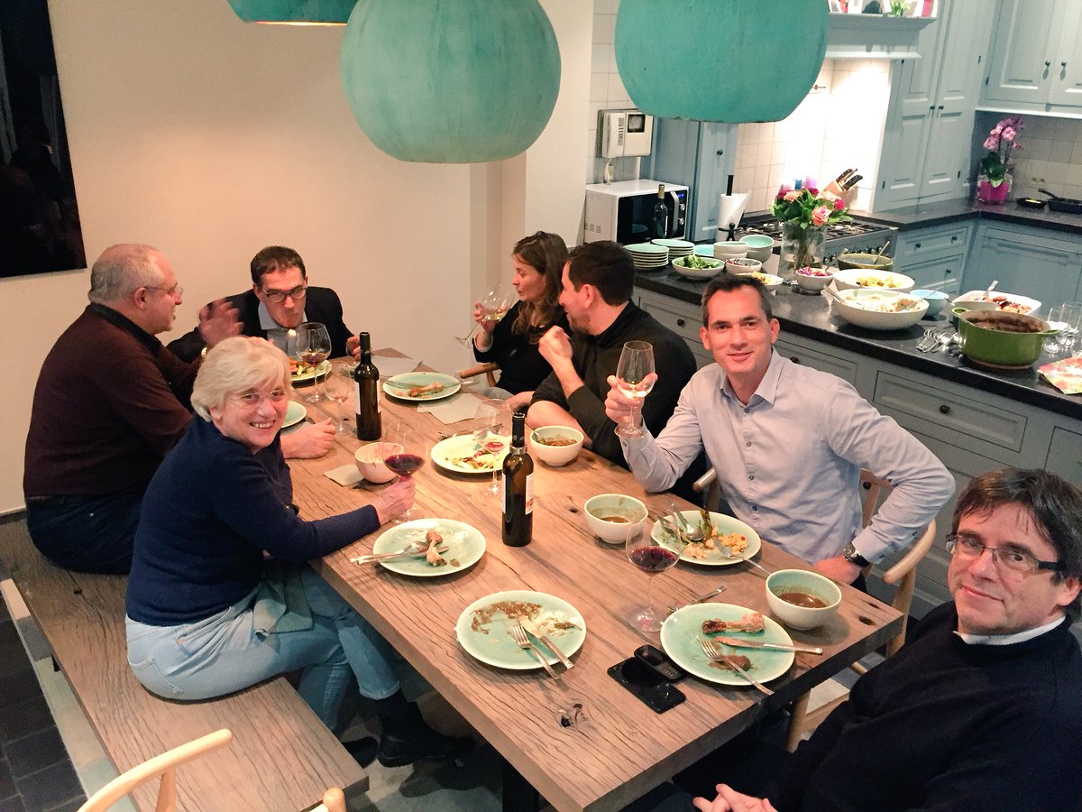 lorinparys's tweet photo. Gisterenavond hadden we een paar vrienden op bezoek. Vandaag duimen we voor hen. ✌️ https://t.co/plZ5efxtd6