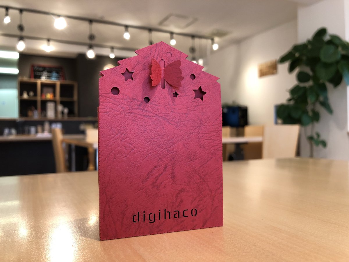 digihaco_'s tweet photo. ワークショップでお持ち帰り頂く用のオリジナルの箱をレーザー加工機で作成しました！

自分で組み立て出来ます！

#レーザー加工 
#レーザー彫刻 
#レーザー
#オリジナル
#ギフト
#箱
#プレゼント
#ワークショップ
#広島
#コワーキングスペース
#クリスマス https://t.co/vsw6DNCtlj