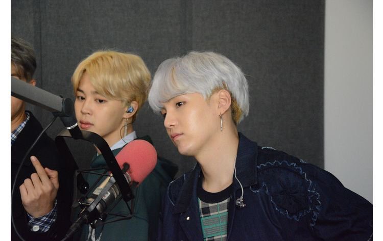ArabJungKook's tweet photo. 📸🌟- صور | بانقتان في راديو 102.7 KIIS FM https://t.co/eseWOZiIwT