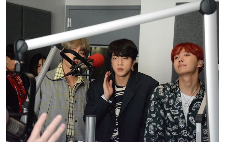 ArabJungKook's tweet photo. 📸🌟- صور | بانقتان في راديو 102.7 KIIS FM https://t.co/eseWOZiIwT