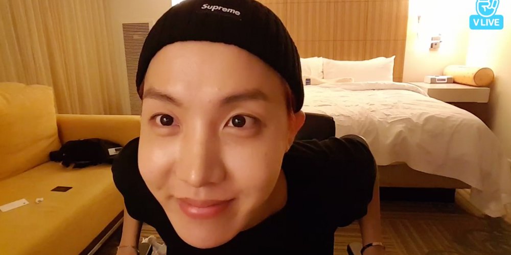 allkpop's tweet photo. BTS's j-hope chats fans up about going on American talk shows + his mixtape
https://t.co/mxAstxc36u https://t.co/y7bVuWAXwZ