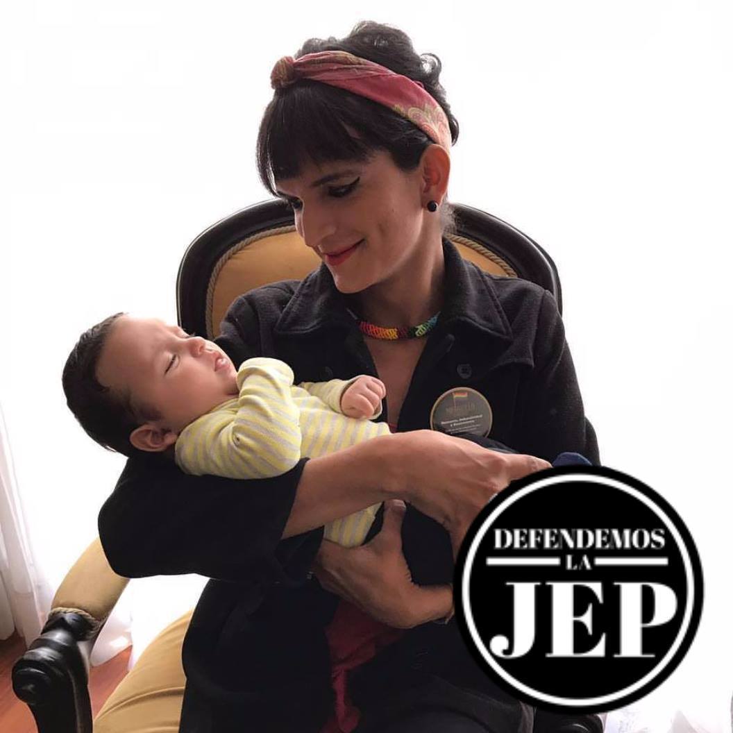 LaZungaRoja's tweet photo. DEFENDAMOS LA JEP
Porque las Víctimas merecemos y anhelamos el regocijo de La Verdad para tejer Memoria para y junto a nuestras hijos e hijas! 
Porque yo quiero poder mirar a Simón Amarú y decirle que vive en el País Soñado y que hicimos todo para #QueLaPazNoNosCuesteLaVida <3 https://t.co/dezhZccVvh
