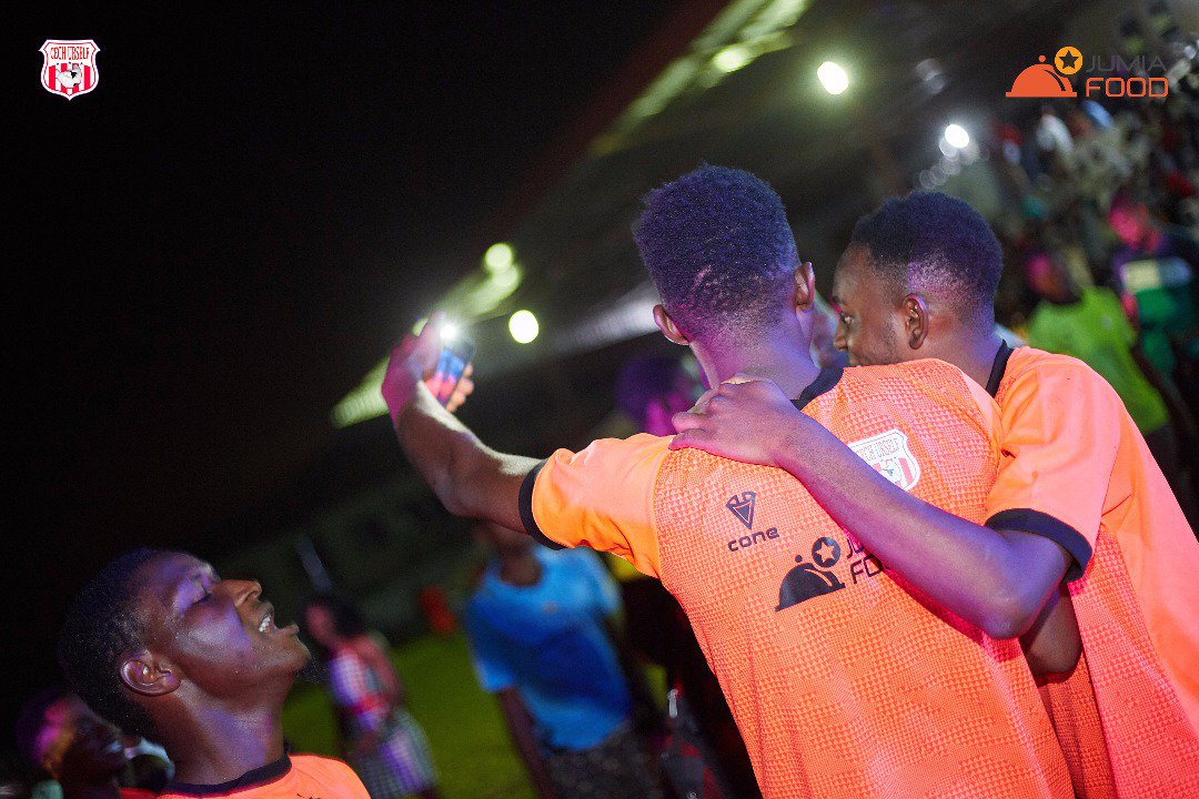 cech_urself's tweet photo. @agon_abj @JumiaFoodNG A selfie with the champions 👅

#JumiaFoodOnCech✔ #Agon7 https://t.co/DnmgeHxQoL