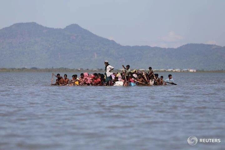campsoscar's tweet photo. Es horrible ver a los refugiados rohingya huir con niños cruzando el rio Naf con una balsa improvisada. Si se deshacen los nudos que atan el bambú y los plásticos, la mayoria morirán. https://t.co/4HsbBW3jK7
