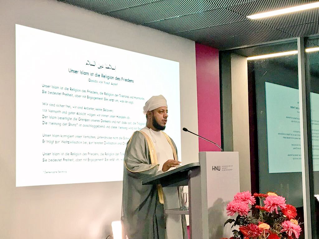 ضمن فعاليات #رسالة_الإسلام المقرئ العُماني الشيخ طالب القنوبي يتلو القرآن الكريم اليوم في مدينة Penzberg# الألمانية بعد تلاوته أمس في مدينة  Neu-Ulm# .. 
كل التوفيق للشباب العُماني والنجاح في المحافل العالمية ..