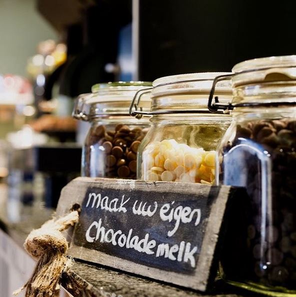 Het is er inmiddels echt het weer voor. Zin in warme chocolademelk? Tijdens de meeting kun je zelf witte, melk of pure chocolademelk maken in onze coffeecorner.
.
#chocolademelk #regen #koud #chocola #melk #puur #wit #warm #gezellig #bilderberg #vaalsbroek #kasteelvaalsbroek