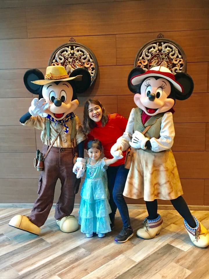 MelasonFamily's tweet photo. mama melai and ate mela with mickey and minnie mouse #hongkong #HongKongDisneyland #melason https://t.co/dWXWblv7D4