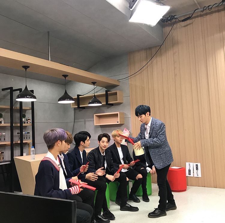 ONG_O825's tweet photo. 이거 뭐에요ㅠ 탐라에서 주운건데 아까 뮤뱅 외출한 애들이구,,,, 옷도 사녹얘기들어보면 갖고싶어 옷이라던데💧 https://t.co/jP0097UNKe