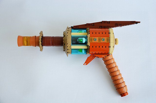 Steampunk ray gun goes pew pew, zap zap brothers-brick.com/2017/11/17/ste…