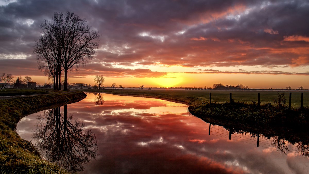 Prachtige zonsopkomst in Beesd om 08.05 uur <a href="/MeteoGroupWeer/">meteogroupweer</a> <a href="/BuienRadarNL/">Buienradar</a> <a href="/WilliamHuizinga/">William Huizinga</a> @weermanreinier <a href="/helgavanleur/">Helga van Leur ☀</a> <a href="/nicolienkroon/">nicolienkroon</a> <a href="/Jennifer_Faber/">Jennifer Faber</a> <a href="/WestBetuwe/">West Betuwe</a> <a href="/Lingestreek/">Lingestreek</a> <a href="/onwukaa/">Amara Onwuka</a>