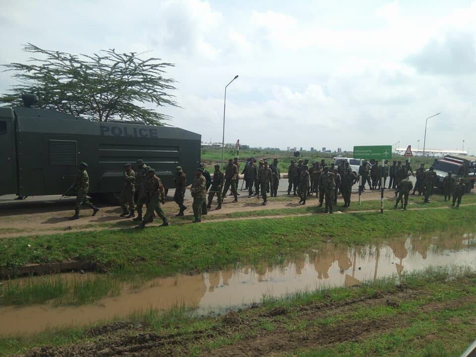 Asmali77's tweet photo. Roads leading to JKIA cordoned off as some youths burn Tyres along Mombasa road. #railaJKIAreception #RailaReturns https://t.co/bmqCjUEjuC