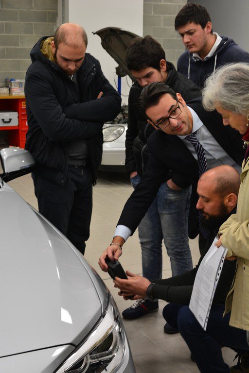 ContiAcademy organizza un corso sui TPMS e si prepara al corso per le auto classiche pneusnews.it/2017/11/17/con…