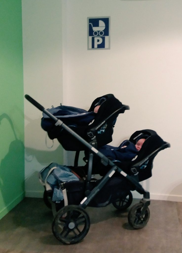 PatinsCouffins's tweet photo. Visite mensuelle chez le #pédiatre, heureusement ils ont pensé à tout! #parking #poussette #poussettedouble #trèspratique #jumeaux https://t.co/LmAlrJvaX4