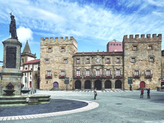 ElmundoBolsillo's tweet photo. A orillas del Cantábrico se asoma Gijón, una ciudad llena de energía, donde la naturaleza, la cultura y el patrimonio son el reflejo de un rico pasado histórico https://t.co/jt1IUyVRhW https://t.co/DMCWtz5zxb