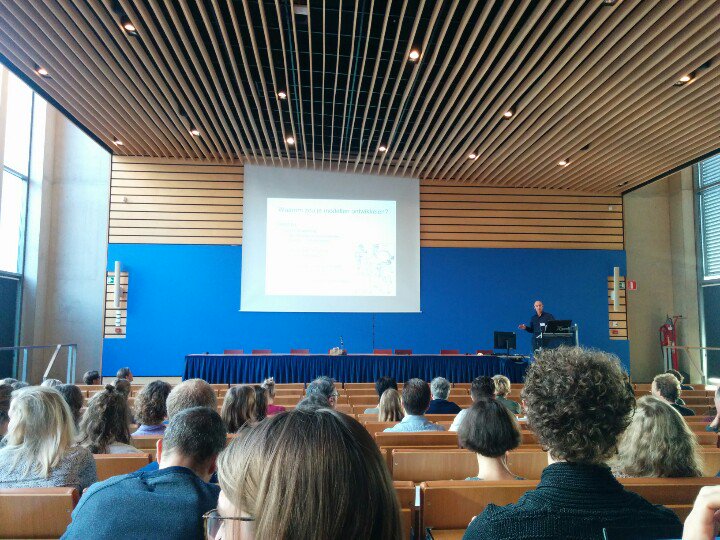smalll_eu's tweet photo. Eerste spreker: DirkJan Veeger, over modellen bovenste extremiteit. #smalll2017 https://t.co/UsCiYBzubb