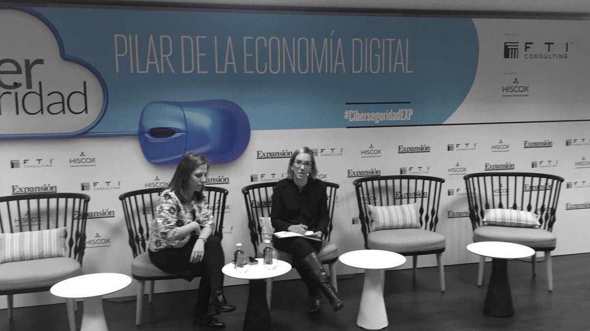 Eventos_EXP's tweet photo. 🎙Elena García, responsable de Empresas y Profesionales de @INCIBE, nos cuenta cuáles son los principales riesgos en la red 💻⚠️ #CiberseguridadEXP 🔐👥 https://t.co/PHSxlB70jN