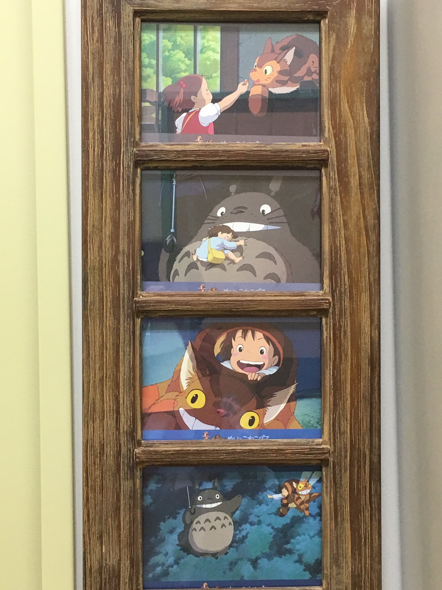 な な こ A Twitter 職場の私の部屋の前に飾られてる絵 ずっと トトロだなぁ と思っていたんだけど イラスト好き女子に このネコバス ちっちゃくね って言われた ほんとだ そして ちっちゃいネコバスかわいい 調べたら こねこバスというらしい T