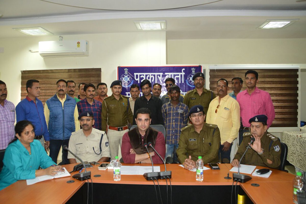 PoliceUjjain's tweet photo. दि.13.11.17. को जिला उज्जैन के थाना तराना ग्राम लसुडिया के जंगल मे घटित  अप.क्र.432/17धारा 302, 201 भादवि का खुलासा उज्जैन पुलिस/सायबर टीम द्वारा किया गया https://t.co/mqz6SZrgWb