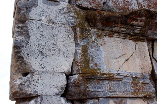 13. Türchen: Der Tempel als monumentaler Schriftträger. Evelien Roels <a href="/EvelinaRegula/">Eef</a> über die Inschriften am Zeus-Tempel in Aizanoi (157 n. Chr.)  5300jahreschrift.de/roels_antike_t… #Antike #Altertum #Inschrift #Schrift