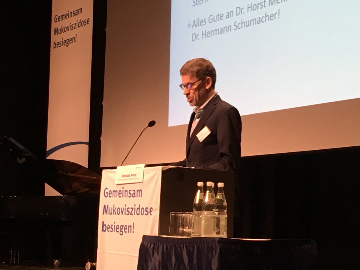 mukoinfo's tweet photo. Begrüßung der Teilnehmer der #dmt2017 durch Stephan Kruip, Bundesvorsitzender des #Mukoviszidose e.V., anschließend gedenken die Teilnehmer der im Vorfeld verstorbenen Joachim Riethmüller und Lutz Goldbeck. https://t.co/gOFBf8ENWV
