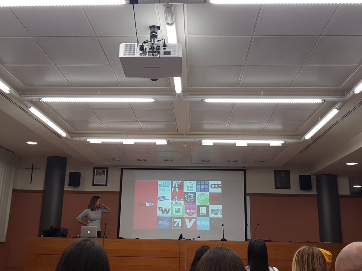 mhinojosa96's tweet image. "Si eres youtuber tienes que subir como mínimo dos vídeos por semana" @paulaguinotvera    #YouTubeMasterclass