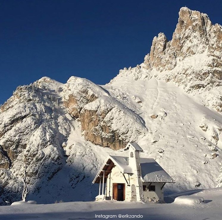"La neve e il suo magnifico silenzio. Non ce n’è un altro che valga il nome di silenzio, oltre quello della neve sul tetto e sulla terra" #PassoFalzarego bit.ly/2zJPnLH #VisitVeneto