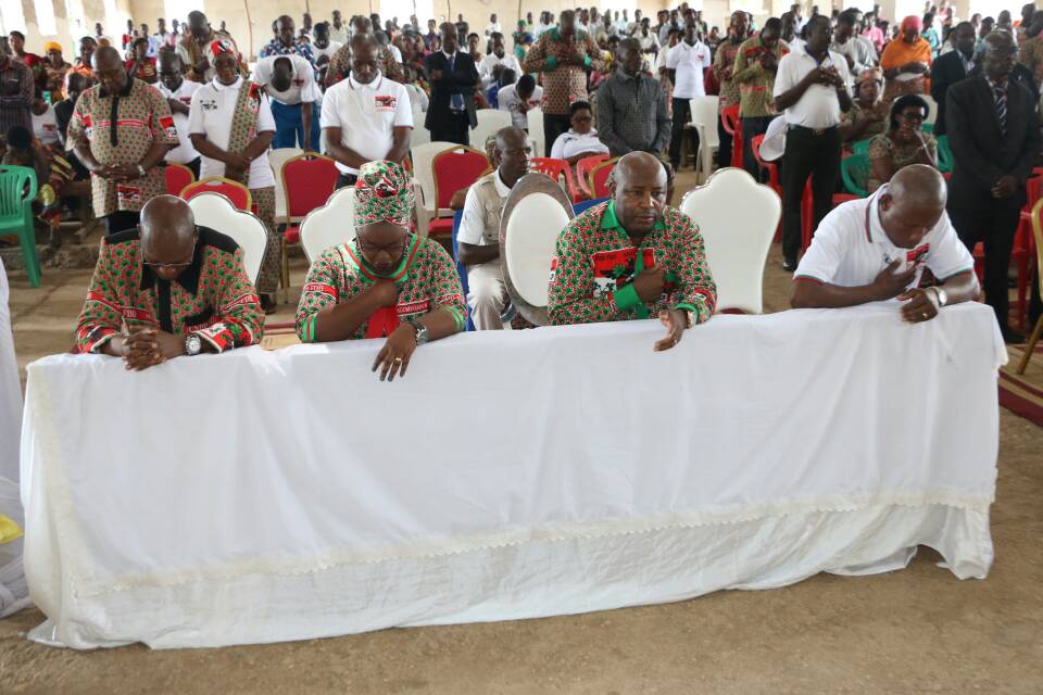 CnddFdd's tweet photo. Semaine dédiée aux combattants pour la paix &amp; la démocratie au #Burundi : Messe en mémoire des combattants tombés sur le champs d'honneur. https://t.co/2Djwv12BaZ