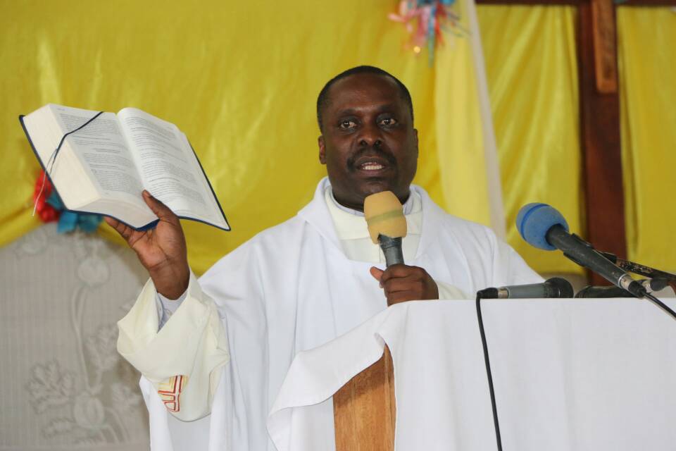 CnddFdd's tweet photo. Semaine dédiée aux combattants pour la paix &amp; la démocratie au #Burundi : Messe en mémoire des combattants tombés sur le champs d'honneur. https://t.co/2Djwv12BaZ