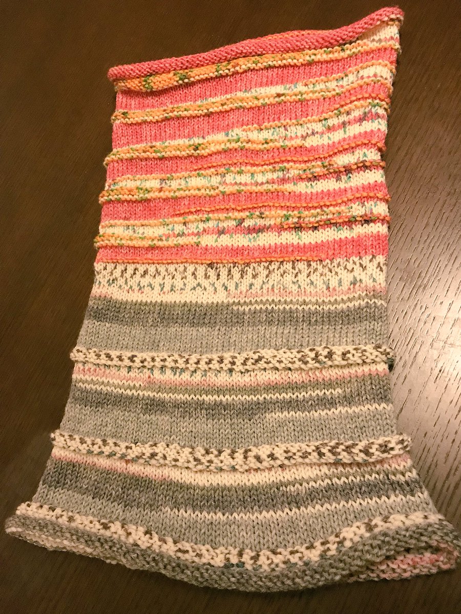 マイン 腹巻帽子が完成しました O O O たくさんほどいて編み直したり 時間がかかりましたが ゲージの大切さや一目一目の 編み方などいろーーんなことの勉強になりました 憧れのopal毛糸を楽しく編めて幸せや 艸 靴下を編めるその日まで少し