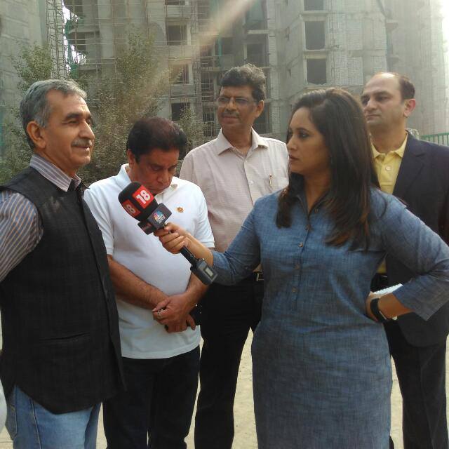priyankasambhav's tweet photo. पहरेदार के reality check में नौएडा का सेक्टर 107-मेरी आंखें भर आईं जब एक रिटायर्ड घर खरीदार ने कहा कि इंतजार इतना लंबा न खींच जाए कि हम इसमें रहने के लिए बचे ही नहीं..2014 से आम्रपाली के हार्टबीट सिटी में घर का इंतजार कर रहें हैं @CNBC_Awaaz Saturday 3:27pm https://t.co/hJsNZkuHLA