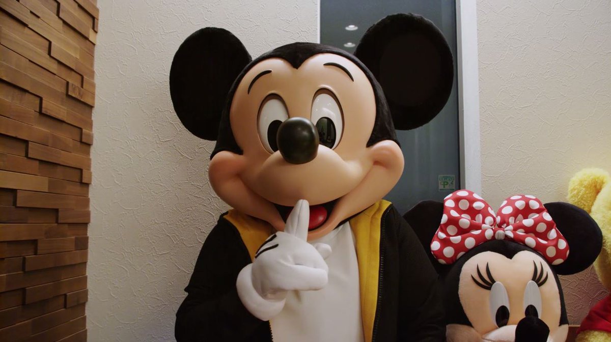 ミッキーが世界中のファンの元へサプライズ?で会いに行きました! 明日11月18日は<ハッピーバースデーミッキー>をつけてメッセージを投稿しよう