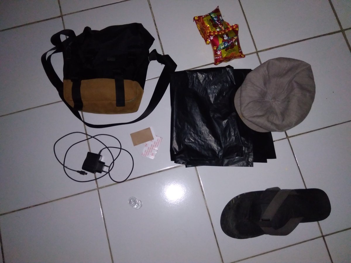 arifabduh's tweet photo. Starterpek ngayogjes.
*topi copet biar artsi
*duit 2rb buat parkir
*cas hape
*sandal japit
*ciki
*mantol kresek
*koyok cabe jaga2 masuk angin
*tas buat nampung barang bawaan, sekalian buat nampung receh kaliaja nemu dijalan πππ
@ngayogjazz
#kuishonn #starterpackngayogjazz https://t.co/iWR713KxAX
