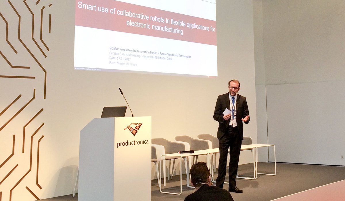 VDMAonline's tweet photo. Die letzte Session des Innovation Forums auf der @productronica ist gestartet mit Collaborative Robots für die Elektronikfertigung #Emint #prod17 https://t.co/c5Z65kSXCF