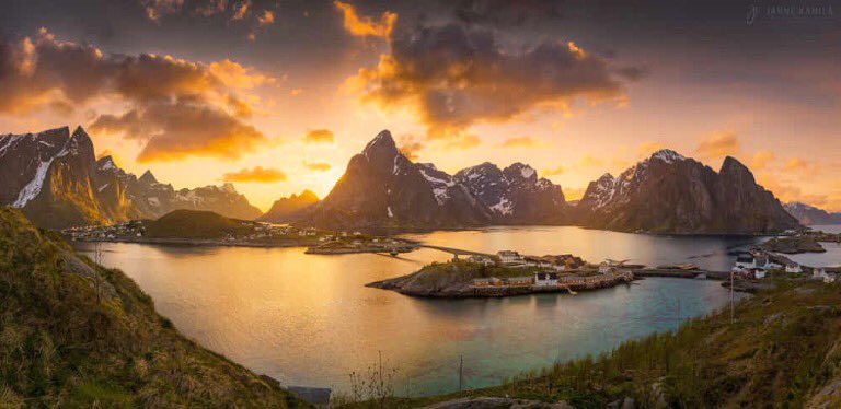MagdaMeghy's tweet image. Be with those who help your being.  ~ Rumi  

Happy Friday everybody! 🍂

Photo by Janne Kahila
