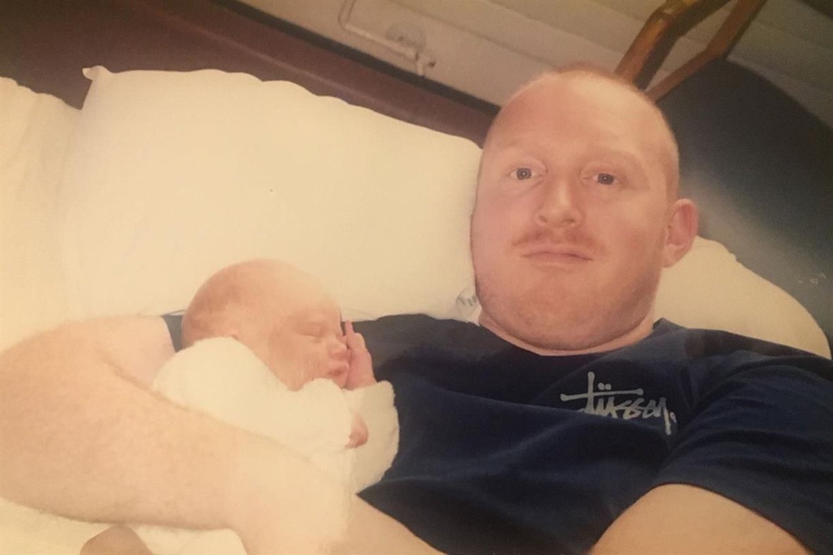 Campaignmag's tweet photo. Why dads should be able to hold the baby: @nowfeed's creative chief explains the agency's decision to give mothers and fathers equal paid leave https://t.co/DlJR8s3IMR https://t.co/Zm1YeqgGjD