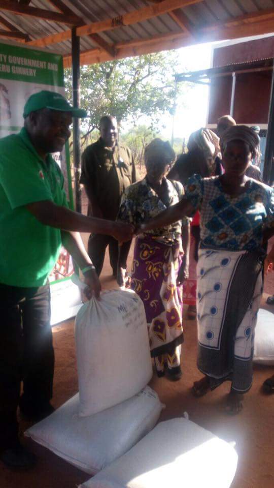 Wathenzau's tweet photo. I launched cotton seeds distribution in Tseikuru town,  Maseki and Ngomeni  in Mwingi North Sub County. 

The initiative is jointly funded through a partnership between the County Government Of Kitui,  Meru and Kitui Ginneries and the Directorate of Fibre Crops. https://t.co/aptZFITpd9