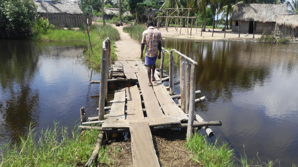 ambienteong's tweet image. Un pont de passage dans le village lacustre de djègbadji au Bénin. Votre prompte réaction.