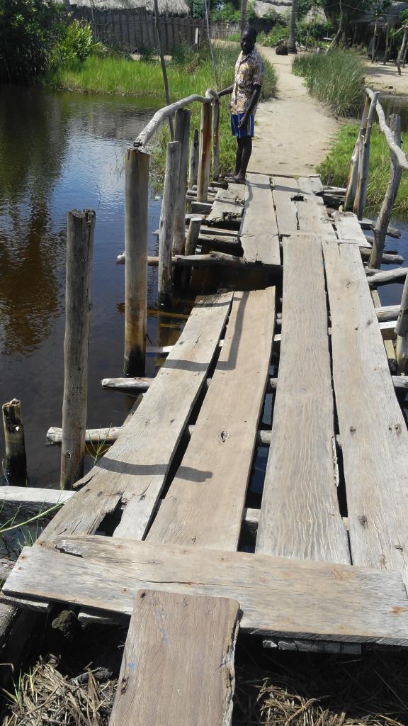 ambienteong's tweet image. Un pont de passage dans le village lacustre de djègbadji au Bénin. Votre prompte réaction.