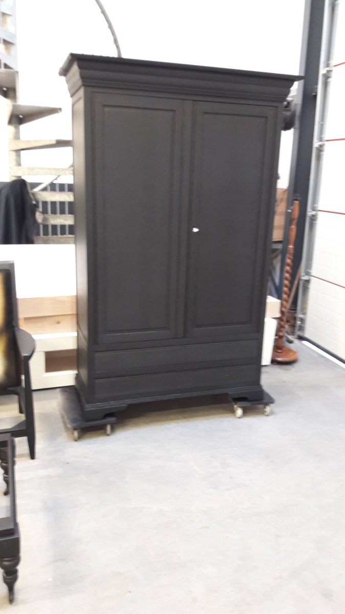 Div meubels gestraald en gespoten