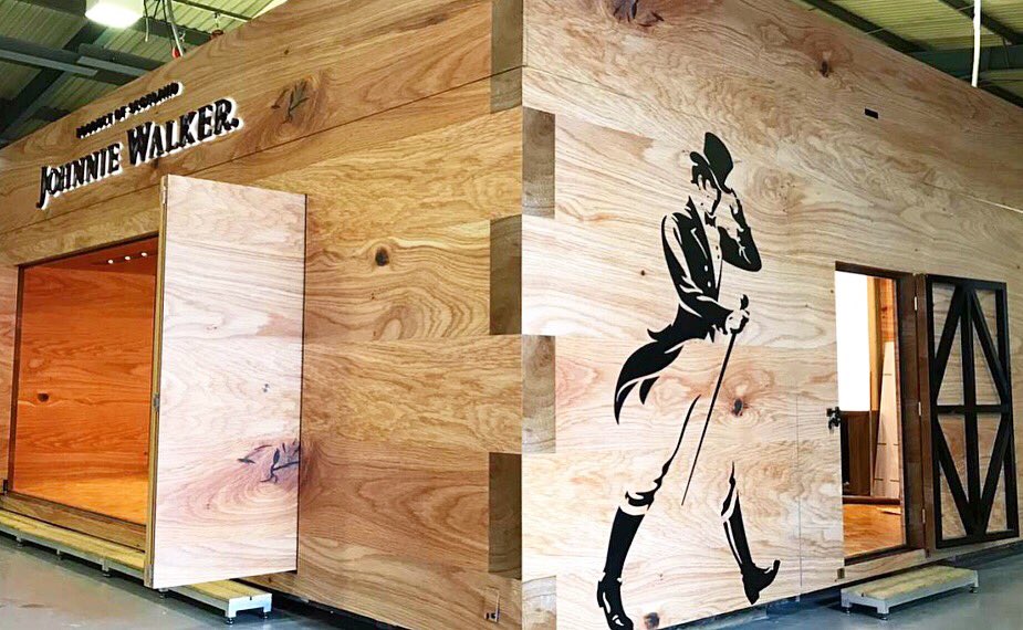 allsigns_'s tweet image. Cheers 🥃 
Johnnie Walker pop-up bar wrapped internally and externally with a bespoke wood effect vinyl, completed with illuminated built-up letters
#WHBence #JohnnieAndGinger #JohnnieWalker #PopUpBar #Signage