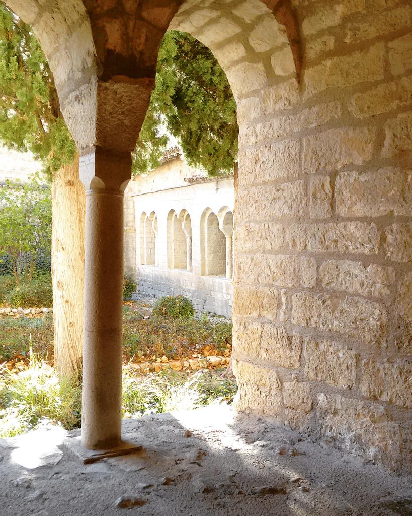Magister Petrus (dir. Dr. M. Molina) en St-Guilhem-le-Désert reconstruyendo la canción occitano-catalana más antigua  #medieval #música