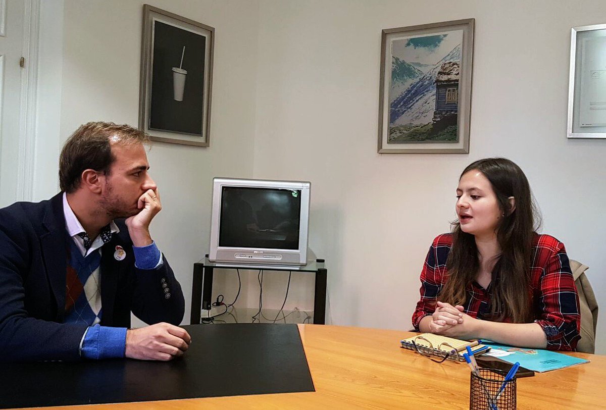 BogotaParticipa's tweet photo. Nuestros jóvenes líderes exponen, en España, los proyectos de sus organizaciones ante el Director del Instituto de la Juventud de Madrid, Javier Dorado. Son experiencias #BogotáLíder 2017. https://t.co/85T2G4PYeh
