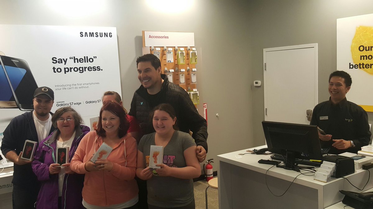 NguyenVPhuc's tweet photo. Going thru my photos and ran across some good memories @marceloclaure @Sprint4NE @dreamteamsprint @MorencyCraig @SPG_TSoders @oldskoolflipfon https://t.co/tPtsH7wsd9