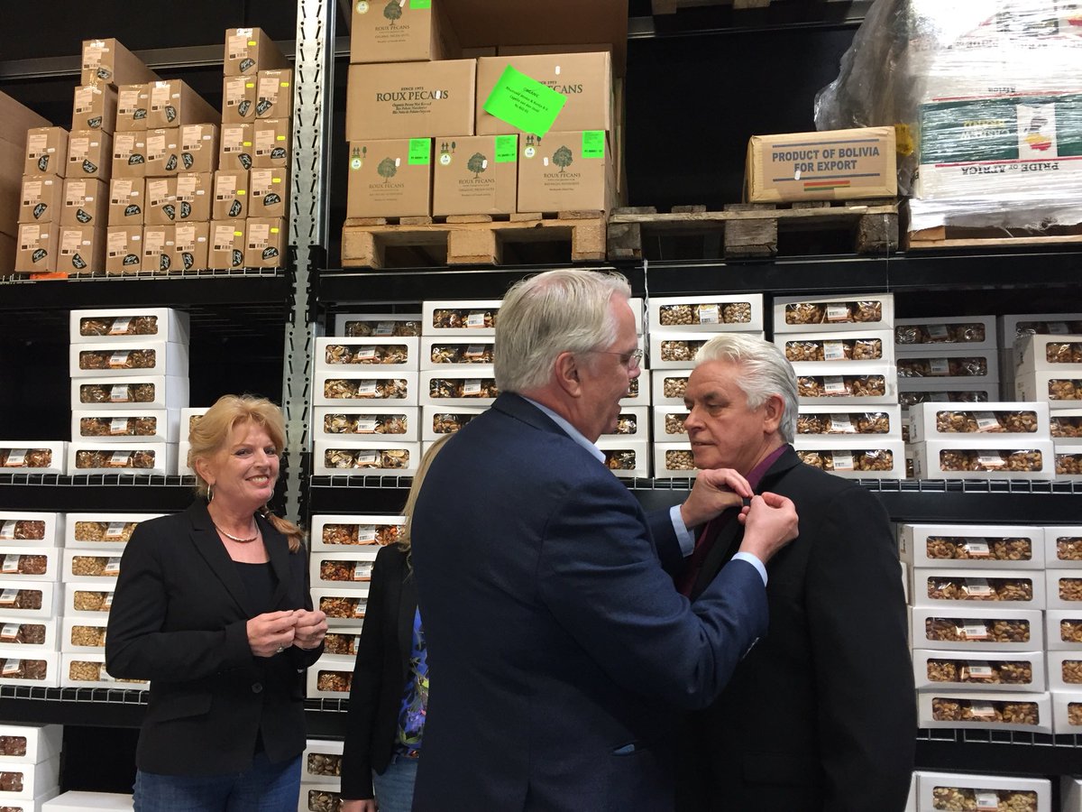 Beelden werkbezoek <a href="/chrisbuijink/">Chris Buijink</a> aan <a href="/gotjenoten/">Jan Gotjé Noten</a>. Vlnr Chris Buijink, Gitta Gotjé, Patricia Gotjé, Jan Gotjé jr, Jan Gotjé &amp; Dirk de Bie, dir <a href="/MKBAms/">MKB-Metropool Amsterdam</a> - <a href="/chrisbuijink/">Chris Buijink</a> reikt Jan Gotjé speld van <a href="/mkbnl/">MKB-Nederland</a> uit voor #DagvandeOndernemer &amp; bedankt hem voor waardevolle bijdrage aan economie